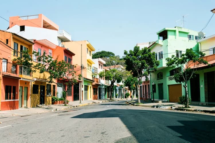 Ruas de Balneário Piçarras com casas e prédios em diferentes estilos arquitetônicos