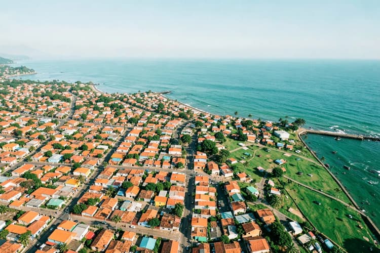 Vista aérea de uma área urbana com ruas, casas e a proximidade do mar em Balneário Piçarras