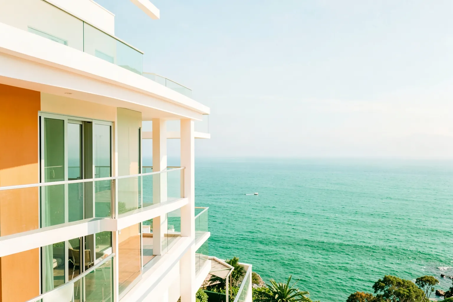 Fachada de um prédio residencial moderno com varanda e vista para o mar em Balneário Piçarras, Santa Catarina