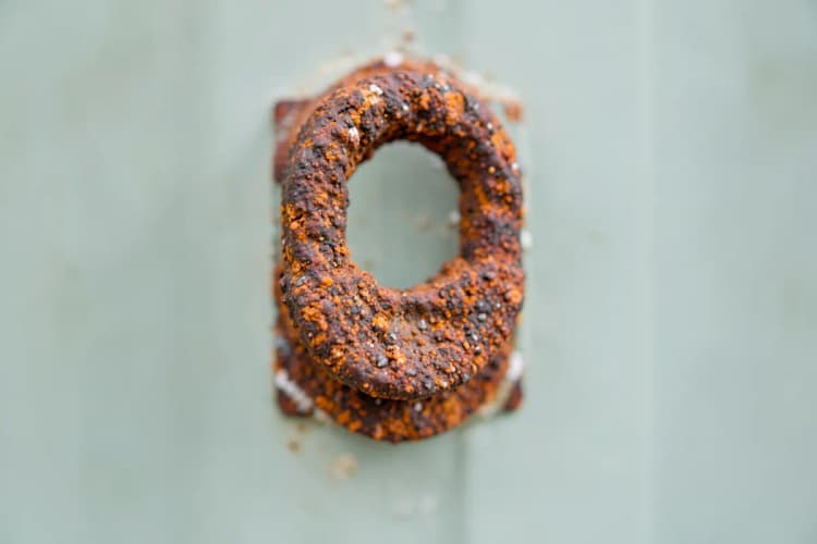 Close-up de uma fechadura de porta enferrujada pela maresia