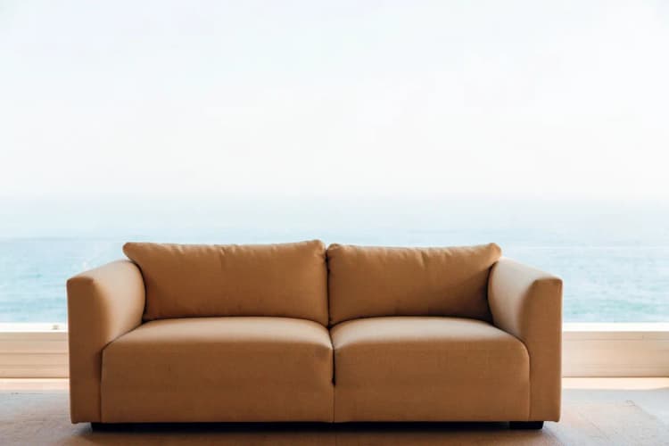 Sofá confortável em uma sala de estar com vista para o mar