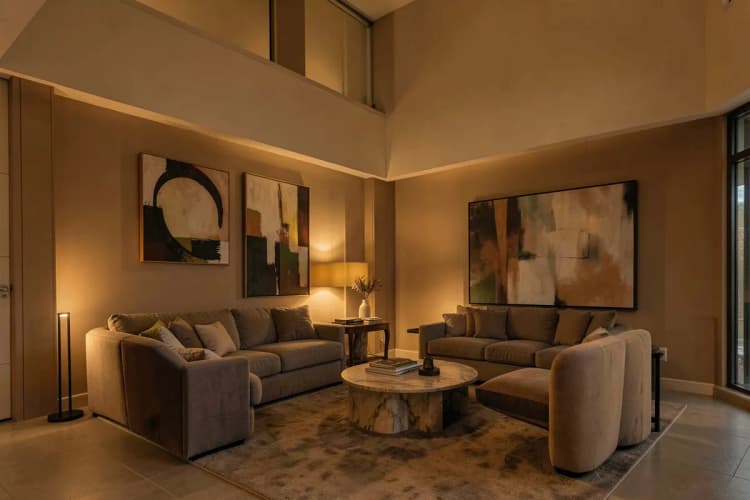 Sala de estar luxuosa com pé-direito alto, mobiliário sofisticado e obras de arte