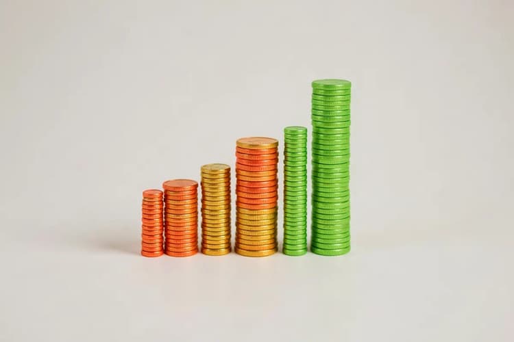 Um gráfico de barras mostrando o crescimento financeiro com moedas de ouro empilhadas.