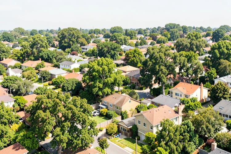 Vista aérea de um bairro residencial tranquilo com casas e árvores.