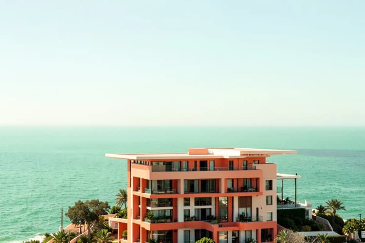 Prédio residencial de luxo com vista para o mar