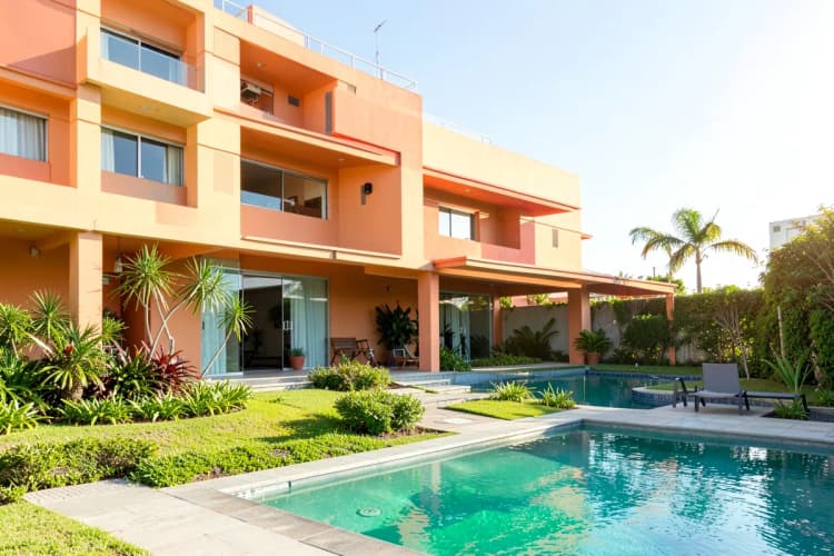 Fachada de um condomínio de luxo em Balneário Piçarras com paisagismo e piscina