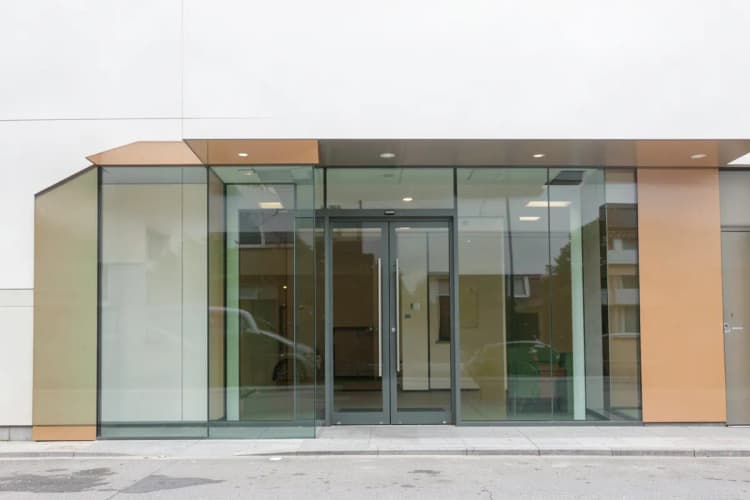 Fachada de uma imobiliária com fachada de vidro e logo discreto