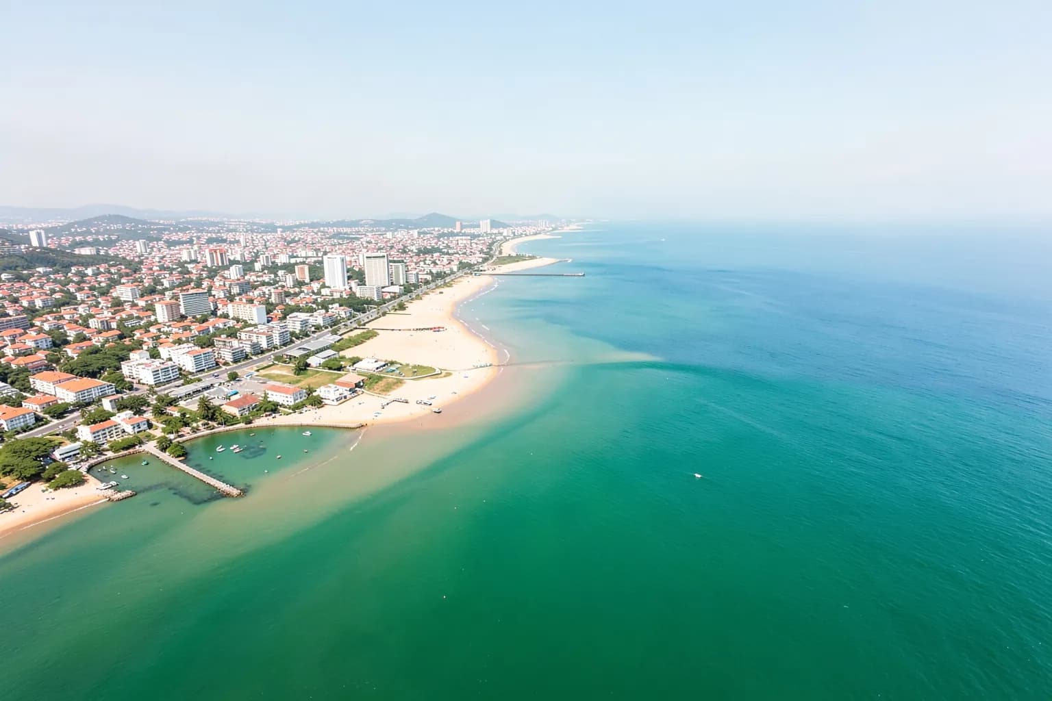 Vista aérea de Balneário Piçarras com foco nas praias e urbanização costeira