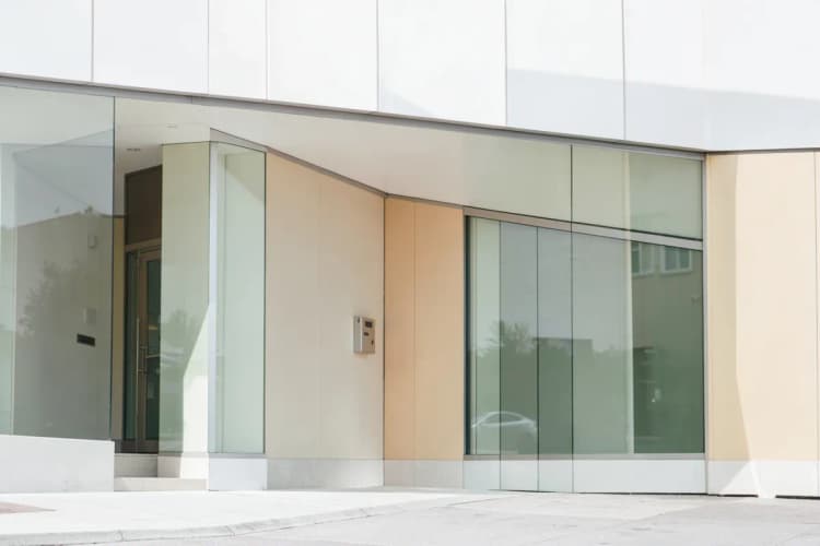 Fachada de uma imobiliária com o logo "Venda e Locação de Imóveis"